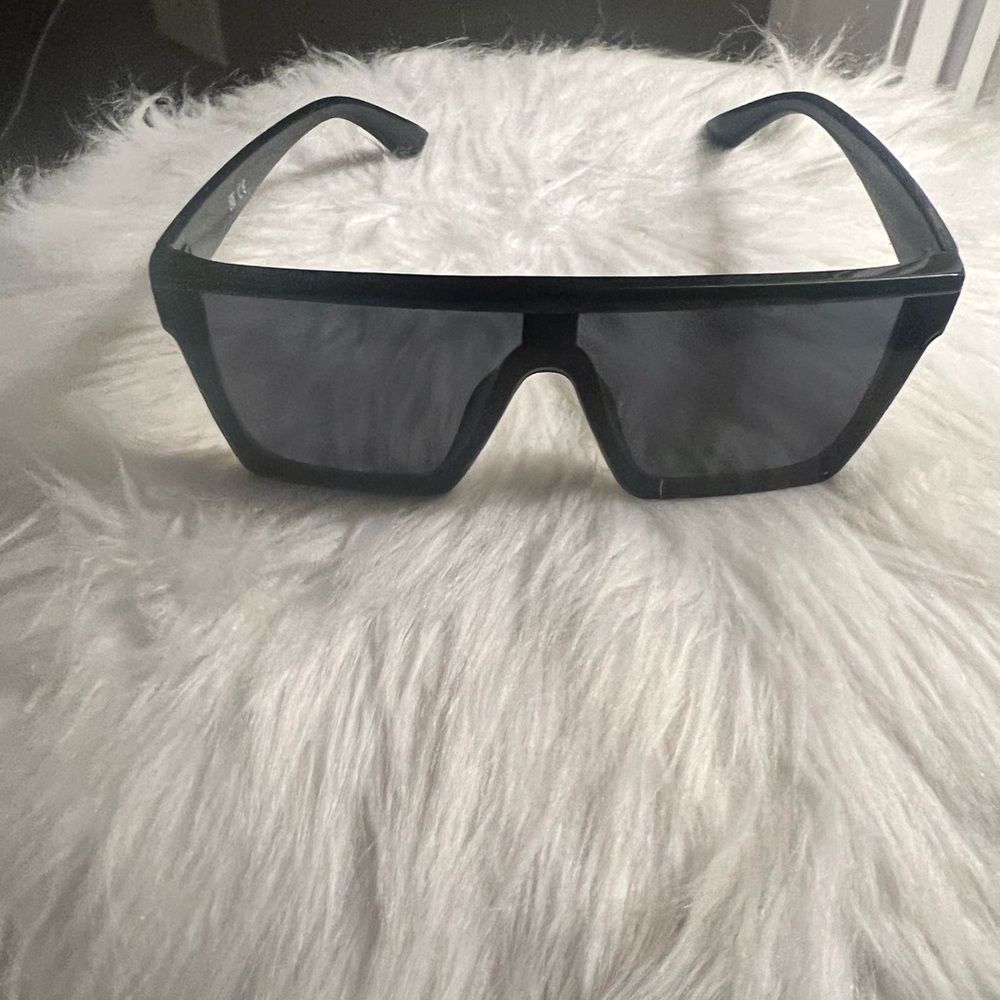 Stylish Black Oversized Sunglasses